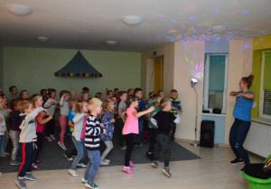 Dzieci tańczą z instruktorem.